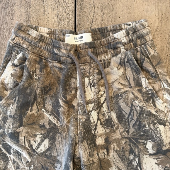 Hollister Camo Fleece Joggers - Picture 4 of 6